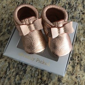 Freshly Picked baby rose gold bow moccasins